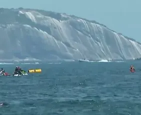 Imagem ilustrativa da imagem Avião de propaganda cai no mar da praia de Copacabana
