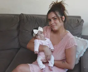 Imagem ilustrativa da imagem Bebê que nasceu com 655 gramas tem alta com festa