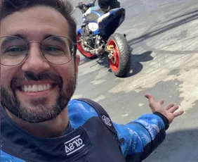 Imagem ilustrativa da imagem Beto Carrero suspende show acrobático após morte de piloto