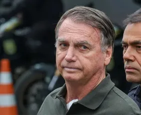 Imagem ilustrativa da imagem Bolsonaro tem alta, deixa hospital e volta à prisão na PF após decisão de Moraes