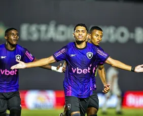 Imagem ilustrativa da imagem Botafogo usa reservas e bate Portuguesa em jogo com dez cartões no Carioca