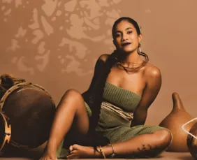 Imagem ilustrativa da imagem Cantora e compositora Poli celebra ancestralidade em show no Teatro do Parque