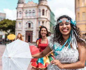 Imagem ilustrativa da imagem Carnaval 2026: Aneel marca data para definir se conta de luz terá taxa extra