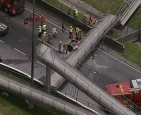 Imagem ilustrativa da imagem Carreta derruba passarela no Rio e motorista de carro morre esmagado pela estrutura