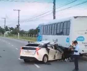 Imagem ilustrativa da imagem Carro de aplicativo atinge ônibus do Transcol e deixa feridos na Serra