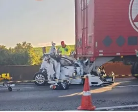 Imagem ilustrativa da imagem Carro fica esmagado entre carretas em acidente com ao menos 3 mortos no PR