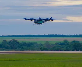 Imagem ilustrativa da imagem Carro voador da Embraer faz primeiro voo em SP