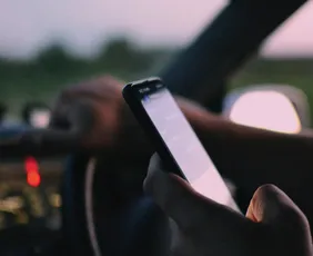 Imagem ilustrativa da imagem Celular é o principal “vilão” do trânsito, revela pesquisa