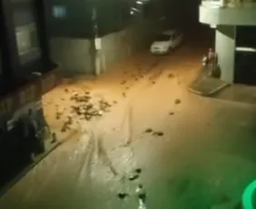 Imagem ilustrativa da imagem Chuva alaga ruas e arrasta veículos em cidades do ES