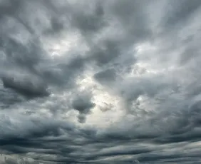 Imagem ilustrativa da imagem Ciclone extratropical deixa parte do País em alerta vermelho para tempestades