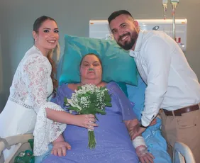 Imagem ilustrativa da imagem Com a mãe internada, noiva se casa dentro de hospital em Cariacica