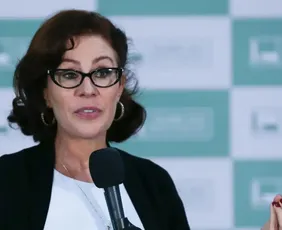 Imagem ilustrativa da imagem Comissão da Câmara aprova perda de mandato de Carla Zambelli com ajuda do centrão