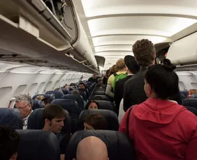 Imagem ilustrativa da imagem Contra escassez de mão de obra, empresas usam até avião para trazer profissionais