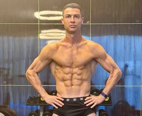 Imagem ilustrativa da imagem Cristiano Ronaldo exibe físico impressionante aos 40 anos de idade