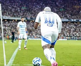 Imagem ilustrativa da imagem Cruzeiro empata com Ceará e sai da briga pelo título do Brasileirão