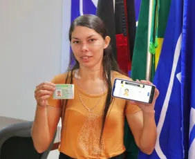 Imagem ilustrativa da imagem "Custo era muito alto", diz doméstica após se tornar 1ª brasileira a tirar nova CNH