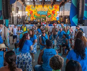 Imagem ilustrativa da imagem Delírio Tropical encerra a noite com Banda de Congo Raízes nesta terça-feira