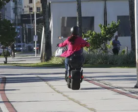 Imagem ilustrativa da imagem Doze condutores de moto elétrica multados este ano no ES