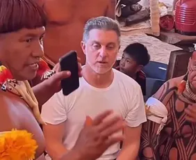 Imagem ilustrativa da imagem Em gravação com indígenas, Luciano Huck proíbe celular e roupa