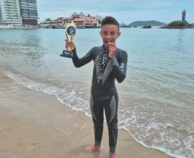 Imagem ilustrativa da imagem Estudante de 12 anos encara desafio e nada 15 km no mar