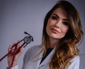 Imagem ilustrativa da imagem Fani Pacheco: "Medicina foi o maior desafio da minha vida"