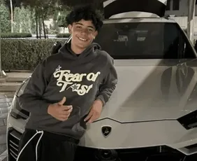 Imagem ilustrativa da imagem Filho de 15 anos de Cristiano Ronaldo ganha Lamborghini de R$ 1,65 milhão