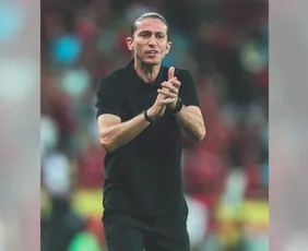 Imagem ilustrativa da imagem Filipe Luís atinge objetivo 'dobrado' no Flamengo e vê jogadores confiantes