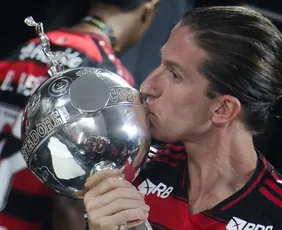 Imagem ilustrativa da imagem Filipe Luís chega a acordo com Flamengo, encerra novela e renova contrato até 2027