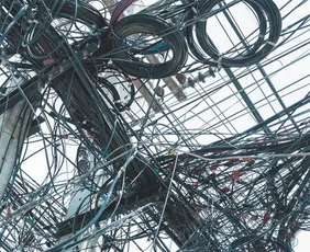 Imagem ilustrativa da imagem Fios nos postes: prefeito de Linhares anuncia força-tarefa contra poluição visual