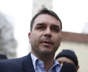 Imagem ilustrativa da imagem Flávio Bolsonaro diz que só abre mão de candidatura à Presidência para o pai