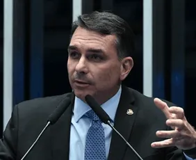 Imagem ilustrativa da imagem Flávio Bolsonaro vai atrás de 'recall' do pai em igrejas evangélicas