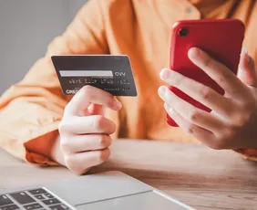 Imagem ilustrativa da imagem Fraudes digitais: hackers vendem cartões clonados a partir de R$ 40 na internet