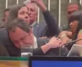 Imagem ilustrativa da imagem Glauber Braga é retirado à força após tentar ocupar cadeira de presidente da Câmara