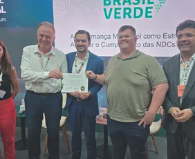 Imagem ilustrativa da imagem Governo entrega primeiro Selo Descarboniza-ES para empresa capixaba