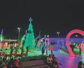 Imagem ilustrativa da imagem Guarapari aposta em vila natalina e vira cenário instagramável no Natal