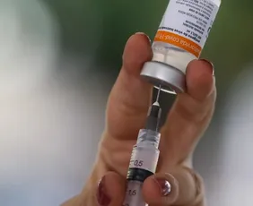 Imagem ilustrativa da imagem Há 5 anos, Brasil aplicava primeiras doses de vacina contra a covid-19