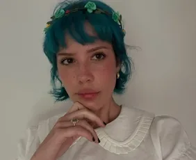 Imagem ilustrativa da imagem Halsey é assediada durante show nos EUA
