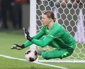 Imagem ilustrativa da imagem Herói do PSG, Safonov fraturou a mão durante jogo contra o Flamengo