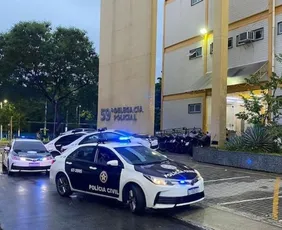 Imagem ilustrativa da imagem Homem é preso em cinema após marcar encontro com adolescente colega do filho