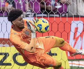 Imagem ilustrativa da imagem Hugo brilha nos pênaltis, Corinthians bate Cruzeiro e vai à final da Copa do Brasil