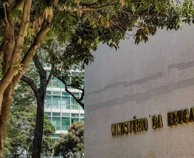 Imagem ilustrativa da imagem Imoral e inconstitucional, diz secretária do MEC sobre fim das cotas raciais em SC