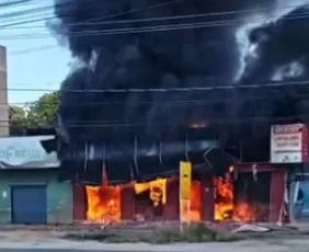 Imagem ilustrativa da imagem Incêndio destrói lojas no Sul do ES