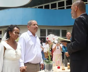 Imagem ilustrativa da imagem Internada com diabetes, paciente se casa em hospital