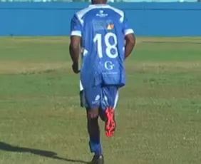 Imagem ilustrativa da imagem Jogador retorna aos gramados com tornozeleira após deixar a prisão no RJ