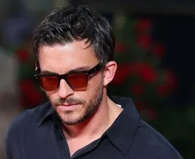 Imagem ilustrativa da imagem Jonathan Bailey é eleito pela 'People' como o Homem Mais Sexy do Mundo de 2025