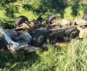 Imagem ilustrativa da imagem Jovem de 18 anos morre após caminhão carregado de abacaxis tombar no ES