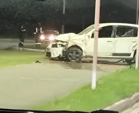 Imagem ilustrativa da imagem Jovem sem habilitação morre após bater carro em poste na Serra