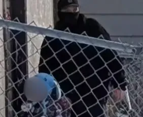 Imagem ilustrativa da imagem Juiz proíbe que governo Trump deporte menino de 5 anos e seu pai