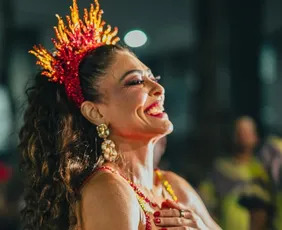 Imagem ilustrativa da imagem Juliana Paes irrita a torcida da Viradouro