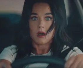 Imagem ilustrativa da imagem Katy Perry cai muito em vídeo com prévia de 'Bandaids'